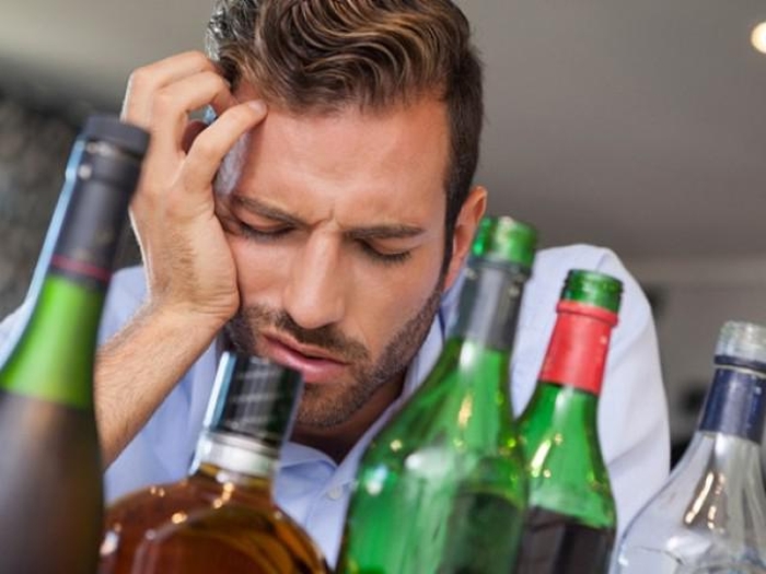 Главная причина, почему болит голова после пьянки, кроется в похмельном синдроме что делать после пьянки болит голова