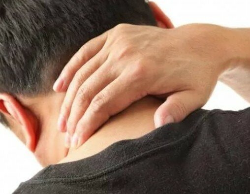 Опуская голову вниз болит затылок