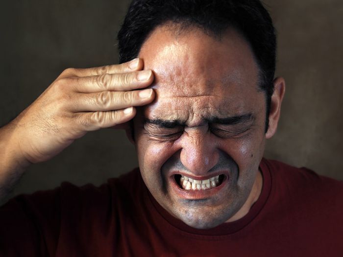 Другая косвенная причина, почему алкоголь вызывает головную боль, кроется в том, что спирт вызывает спазм всех сосудов почему после пьянки болит голова