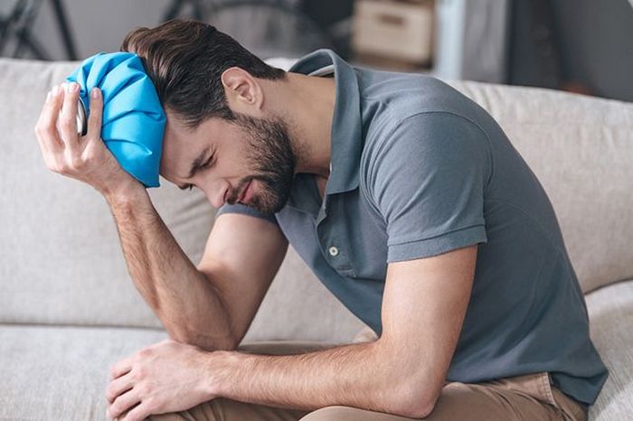 Статистика утверждает, что головной болью после злоупотребления алкоголем страдают около 75-80 процентов людей что делать если болит голова после пьянки