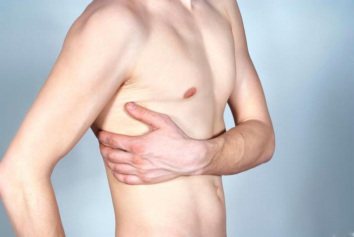 Если болевые ощущения локализуются под нижними рёбрами слева и усиливаются при вдохе, то они могут быть связаны с болезнями сердца, пневмонией, грыжей болит левый бок сзади в области почки