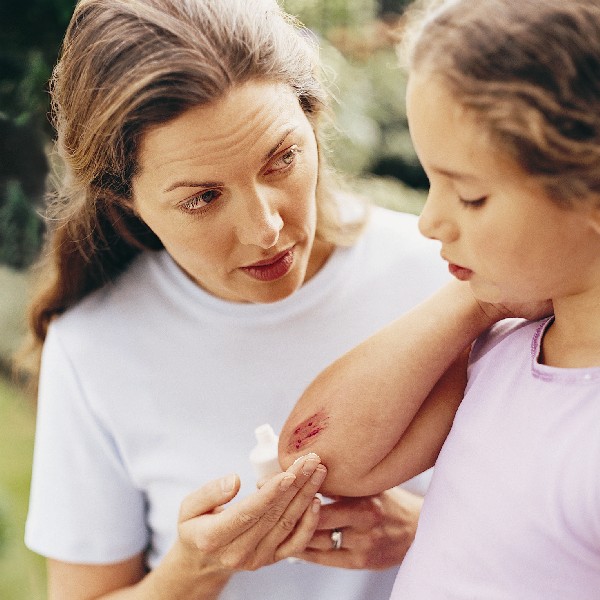 ссадина на спине красная и болит