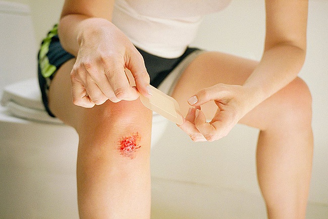 ссадина на спине красная и болит