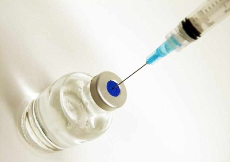 Шприц и лекарство Лекарство и шприц