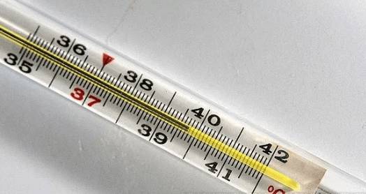 при высокой температуре сильно болит голова