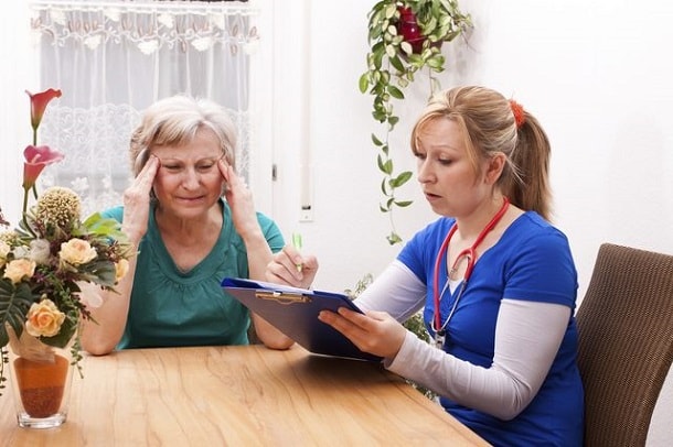 делится проблемой записывает симптомы