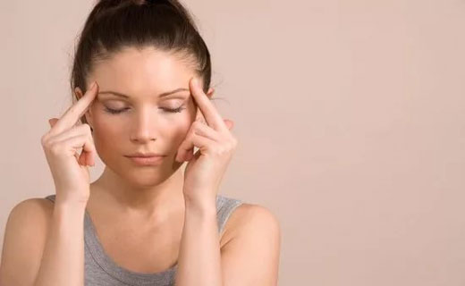 болит голова и давит на виски