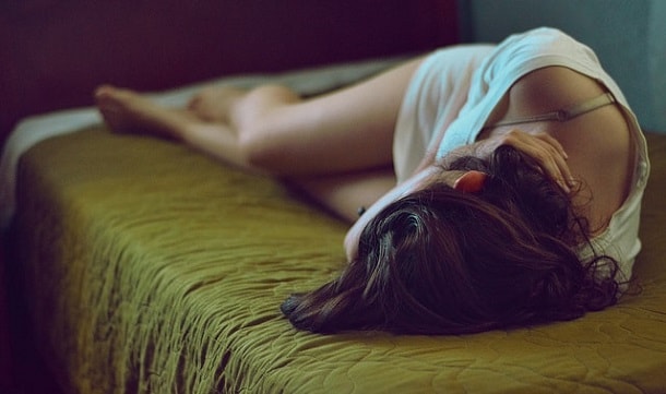 легла удобно зелёное покрывало