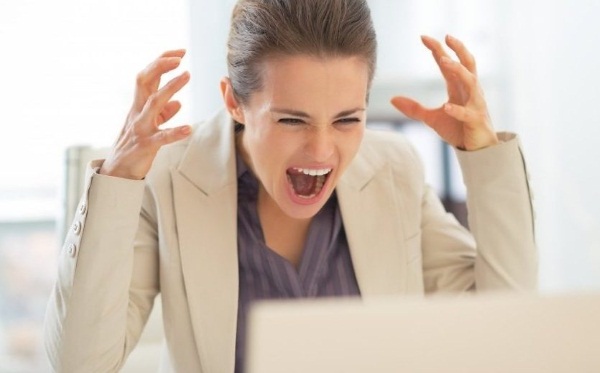 Голова болит в области лба и висков постоянно. Причины и что делать