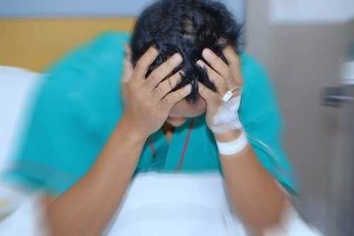 Мужчина с длительным приступом мигрени в больнице