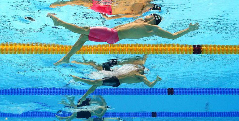 Почему болит спина после плавания в бассейне