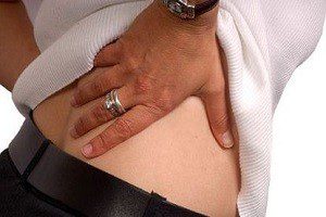 Болит внизу справа со стороны спины