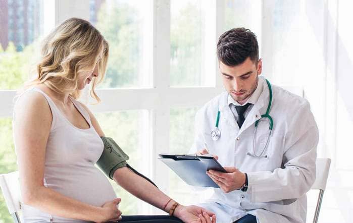 При низком давлении голова может болеть у беременной