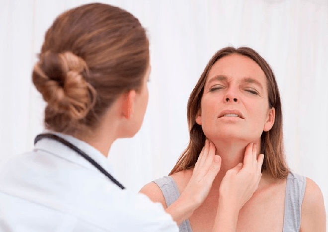 Врач обследует горло