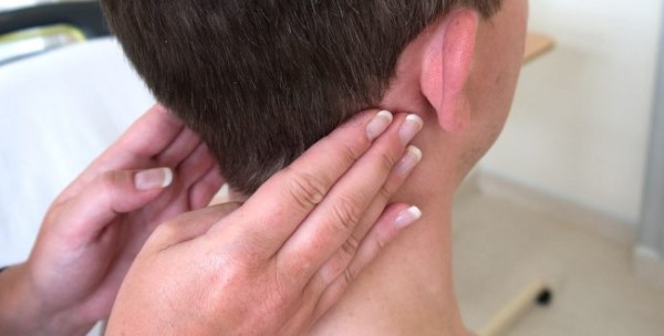 Шишка на голове. Что это может быть, если сзади, под кожей не болит, твердая на затылке. Причины, как избавиться, к какому врачу обращаться