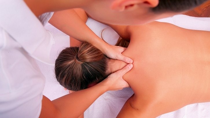 Массаж при шейном остеохондрозе Массаж шеи