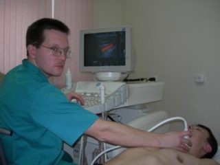 Болит спина между лопатками как жжет