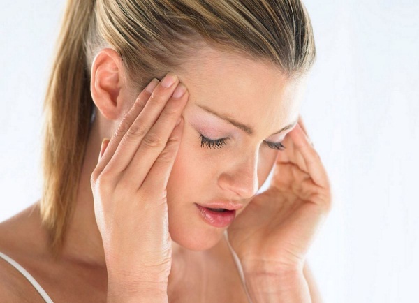 Голова болит в области лба и висков постоянно. Причины и что делать